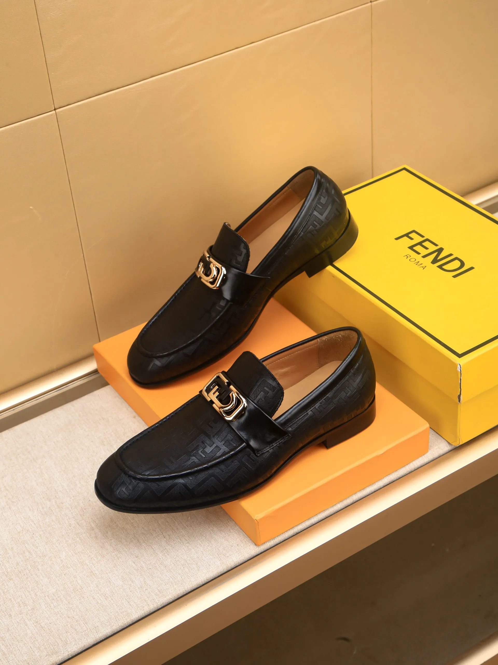 Men's shoes💰460 🕷🕷【FENDI】The latest men's formal leather shoes🇨🇳Classic series not to be missed💯The first layer is made of imported first-layer cowhide☘Original quality, the leather is smooth and delicate🎋Awesome version, perfect streamlined outline🍇🐮Leather lining, code number 39-44...(customized at 38.45.46.47)